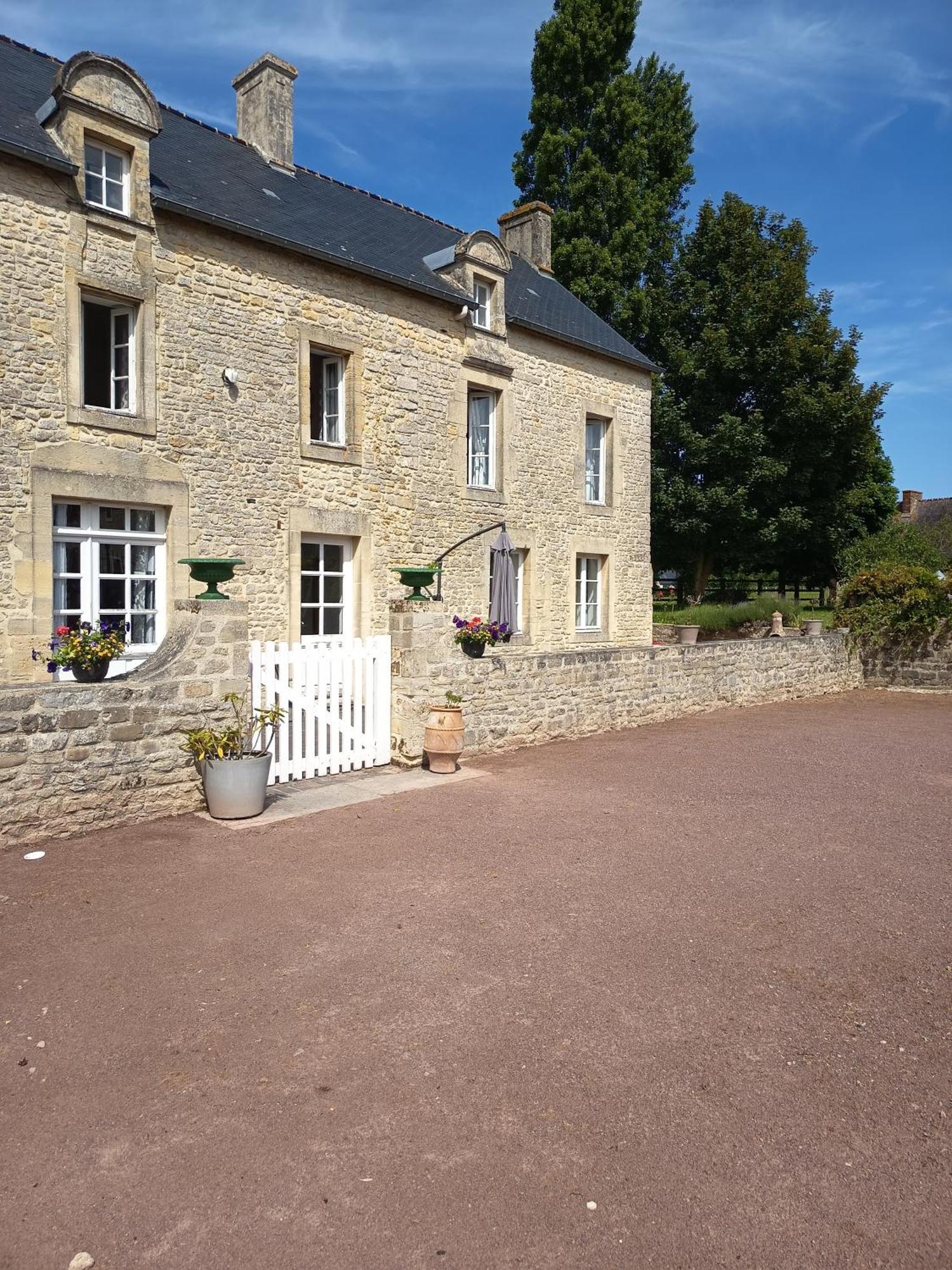 Maison De Charme Tour-en-Bessin Exterior photo
